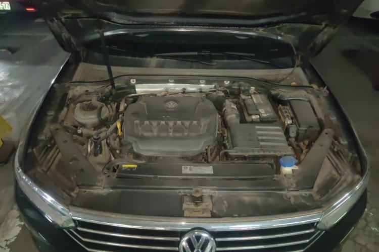 Used Volkswagen Magotan 2019 330TSI DSG Luxury Version China VI Standard Engine Bay