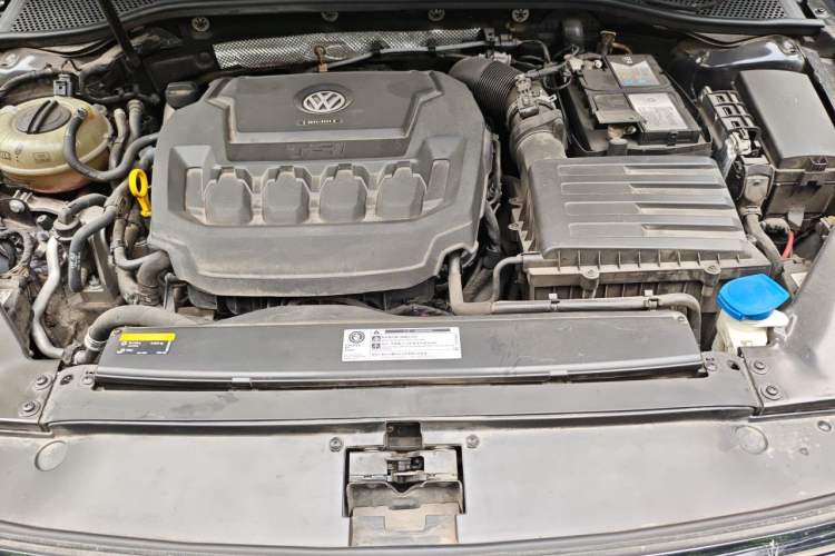 Used Volkswagen Magotan 2019 330TSI DSG Leading Model China VI Standard Engine Bay
