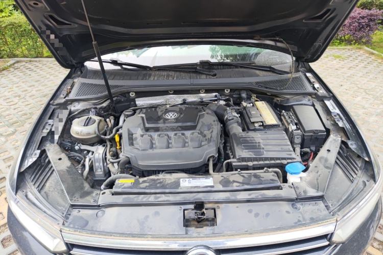 Used Volkswagen Magotan 2019 330TSI DSG Leading Model China VI Standard Engine Bay