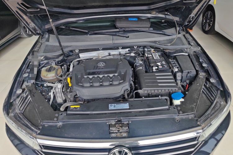 Used Volkswagen Magotan 2019 330TSI DSG Leading Model China VI Standard Engine Bay