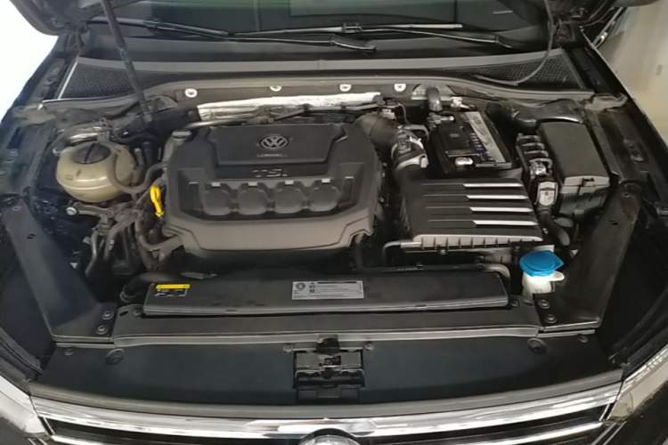 Used Volkswagen Magotan 2019 330TSI DSG Leading Model China VI Standard Engine Bay