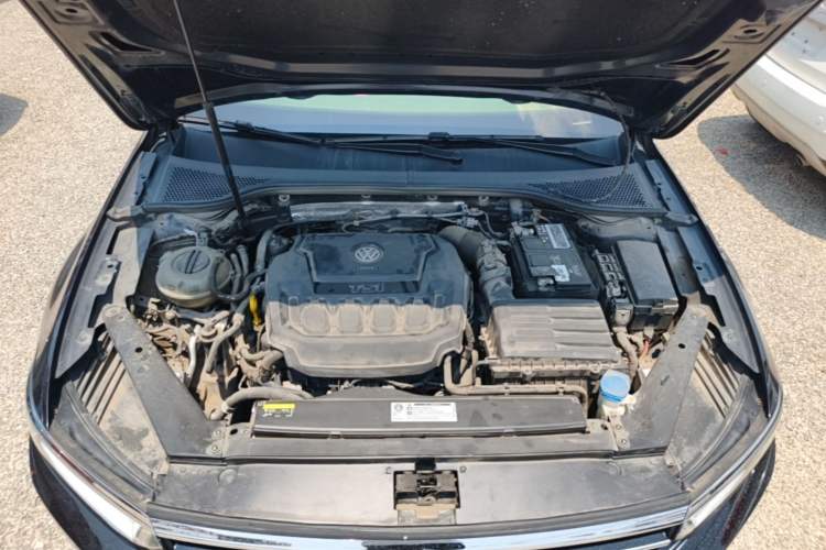 Used Volkswagen Magotan 2019 330TSI DSG Leading Model China VI Standard Engine Bay