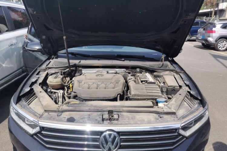 Used Volkswagen Magotan 2019 330TSI DSG Luxury Version China VI Standard Engine Bay