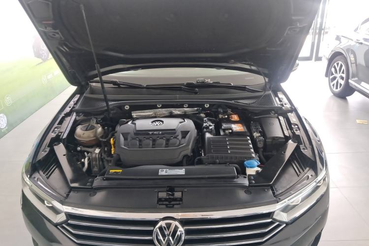 Used Volkswagen Magotan 2019 330TSI DSG Leading Edition China V Standard Engine Bay