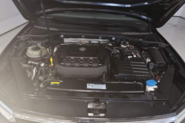 Used Volkswagen Magotan 2019 330TSI DSG Leading Model China VI Standard Engine Bay