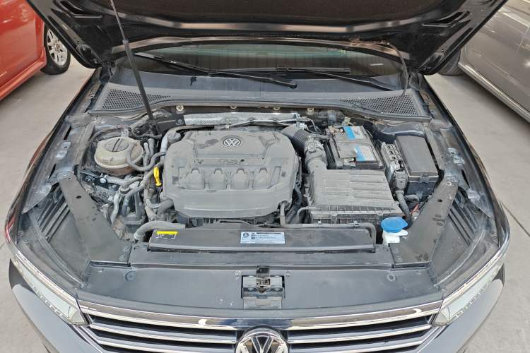 Used Volkswagen Magotan 2019 330TSI DSG Luxury Version China VI Standard Engine Bay