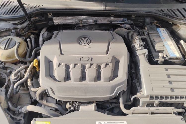 Used Volkswagen Magotan 2019 330TSI DSG Luxury Version China VI Standard Engine Bay
