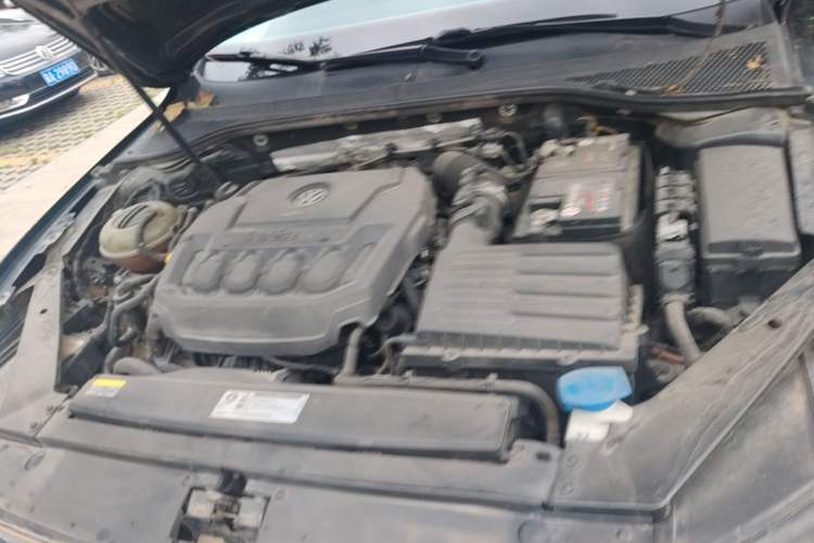 Used Volkswagen Magotan 2019 330TSI DSG Leading Model China VI Standard Engine Bay