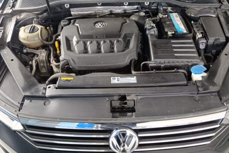 Used Volkswagen Magotan 2019 330TSI DSG Leading Model China VI Standard Engine Bay