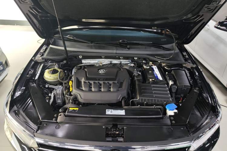 Used Volkswagen Magotan 2019 330TSI DSG Luxury Model China V Standard Engine Bay