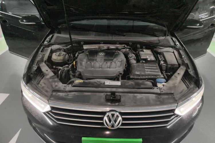 Used Volkswagen Magotan 2019 330TSI DSG Luxury Version China VI Standard Engine Bay
