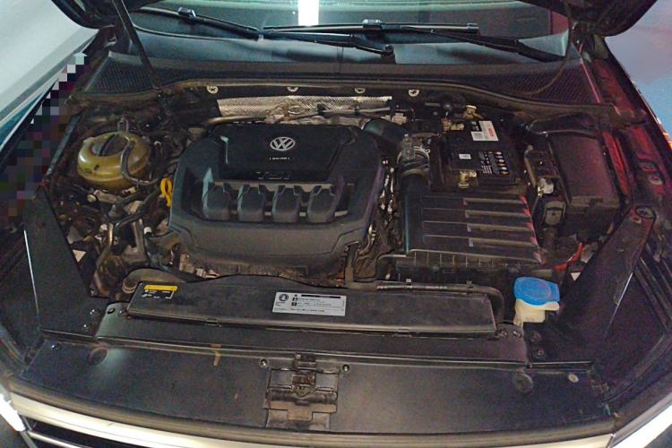 Used Volkswagen Magotan 2019 330TSI DSG Leading Model China VI Standard Engine Bay