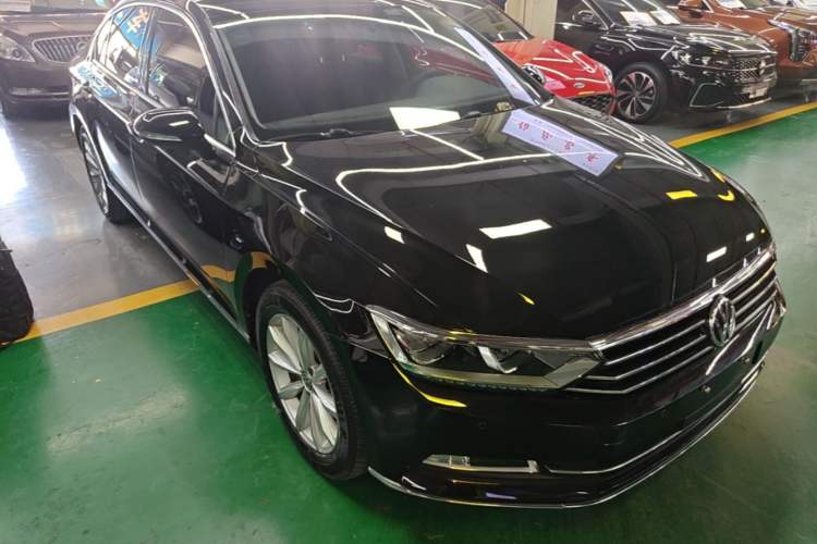 Used Volkswagen Magotan 2019 330TSI DSG Leading Model China VI Standard Front Right 45 Deg