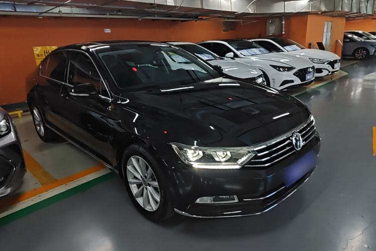 Used Volkswagen Magotan 2019 330TSI DSG Leading Edition China V Standard Front Right 45 Deg