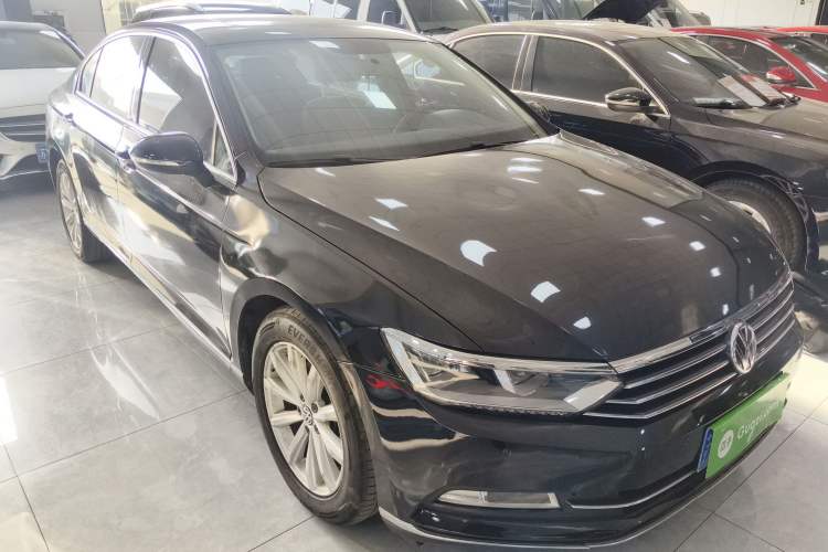 Used Volkswagen Magotan 2019 330TSI DSG Leading Model China VI Standard Front Right 45 Deg