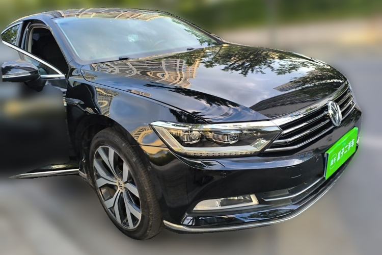 Used Volkswagen Magotan 2019 330TSI DSG Luxury Model China V Standard Front Right 45 Deg