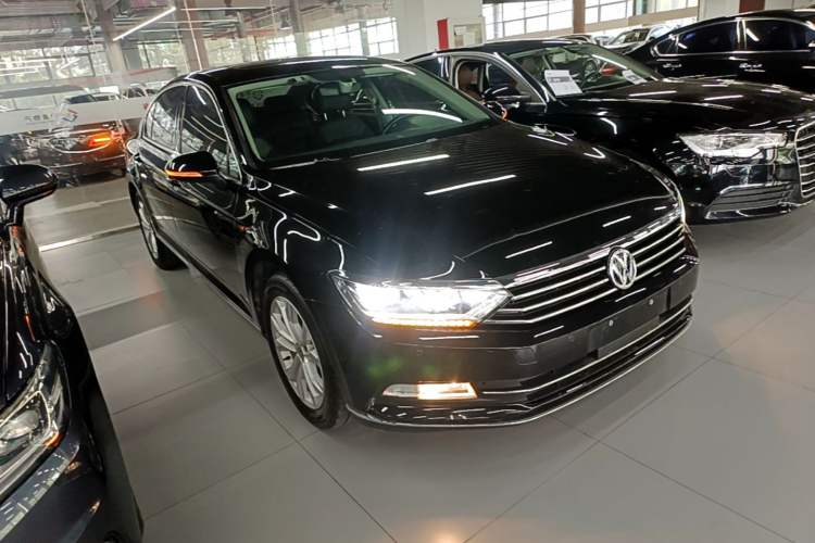Used Volkswagen Magotan 2019 330TSI DSG Luxury Model China V Standard Front Right 45 Deg