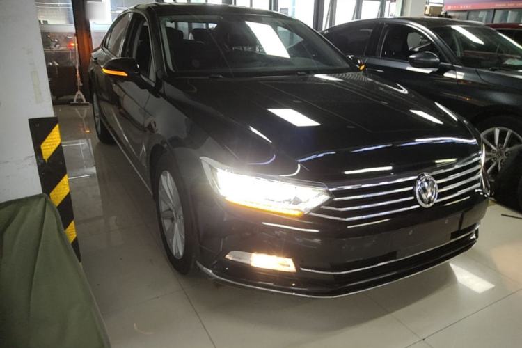 Used Volkswagen Magotan 2019 330TSI DSG Leading Edition China V Standard Front Right 45 Deg