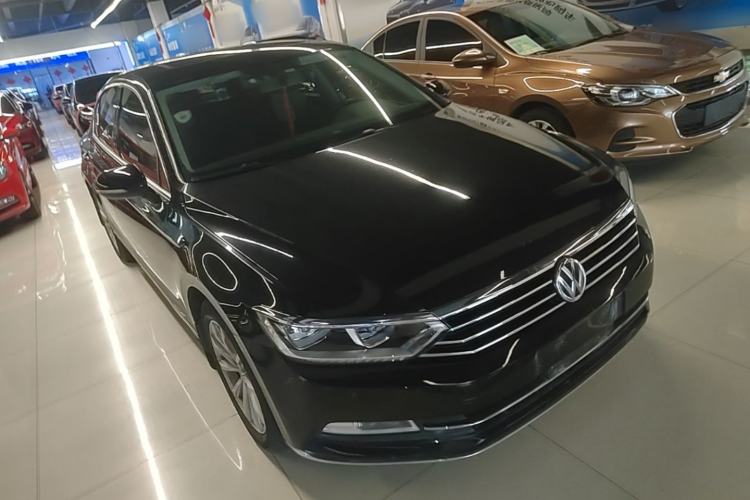Used Volkswagen Magotan 2019 330TSI DSG Leading Edition China V Standard Front Right 45 Deg