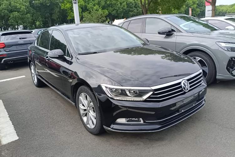 Used Volkswagen Magotan 2019 330TSI DSG Luxury Model China V Standard Front Right 45 Deg