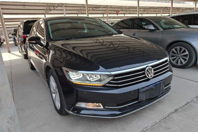 Used Volkswagen Magotan 2019 330TSI DSG Luxury Version China VI Standard Front Right 45 Deg