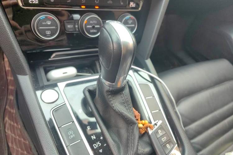 Used Volkswagen Magotan 2019 330TSI DSG Luxury Version China VI Standard Gear Lever