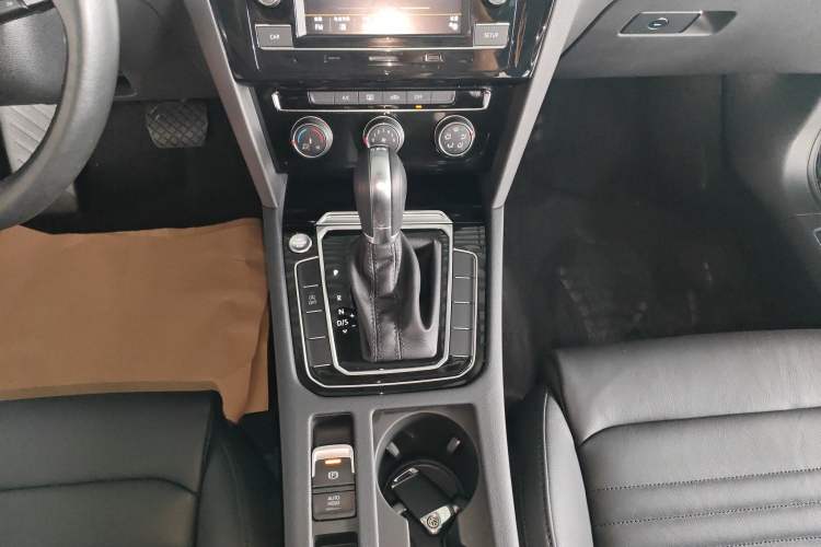 Used Volkswagen Magotan 2019 330TSI DSG Leading Edition China V Standard Gear Lever