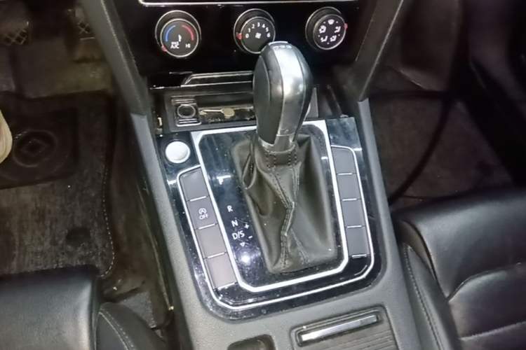 Used Volkswagen Magotan 2019 330TSI DSG Leading Edition China V Standard Gear Lever