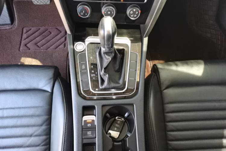 Used Volkswagen Magotan 2019 330TSI DSG Leading Edition China V Standard Gear Lever