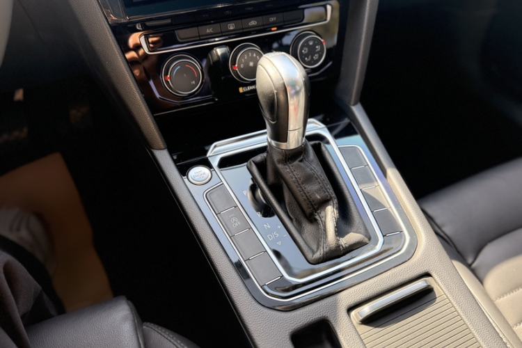 Used Volkswagen Magotan 2019 330TSI DSG Leading Model China VI Standard Gear Lever