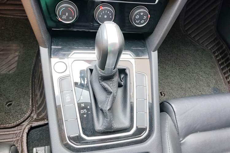 Used Volkswagen Magotan 2019 330TSI DSG Leading Model China VI Standard Gear Lever