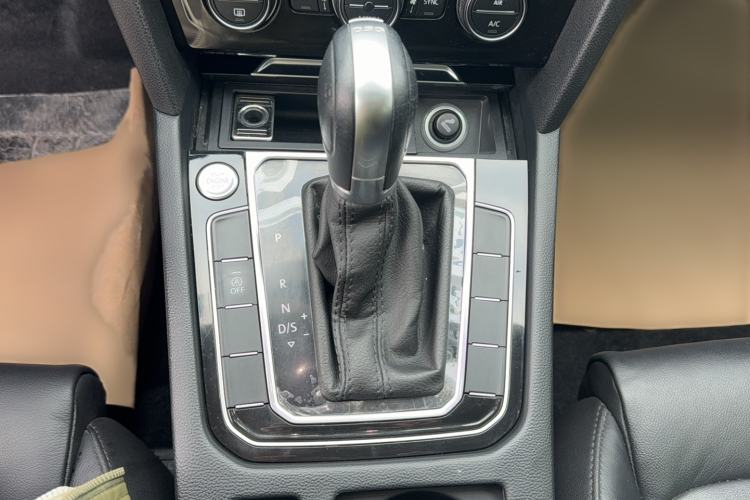 Used Volkswagen Magotan 2019 330TSI DSG Luxury Version China VI Standard Gear Lever