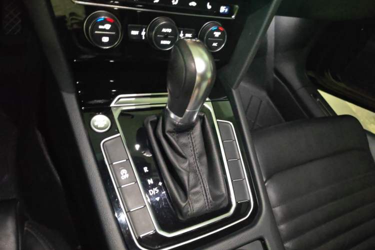 Used Volkswagen Magotan 2019 330TSI DSG Luxury Version China VI Standard Gear Lever