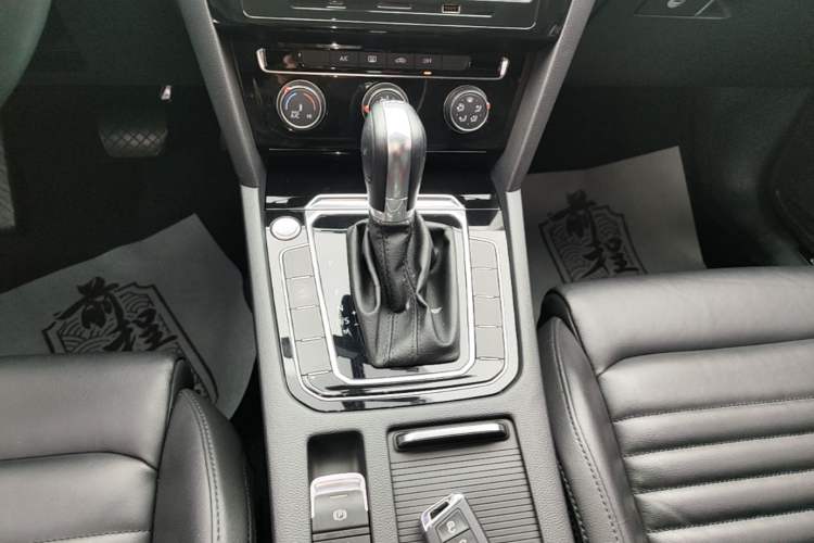 Used Volkswagen Magotan 2019 330TSI DSG Leading Model China VI Standard Gear Lever