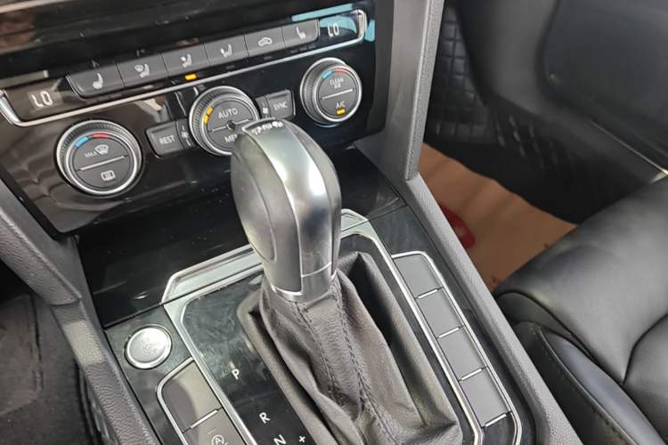 Used Volkswagen Magotan 2019 330TSI DSG Luxury Version China VI Standard Gear Lever
