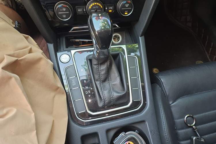 Used Volkswagen Magotan 2019 330TSI DSG Luxury Version China VI Standard Gear Lever