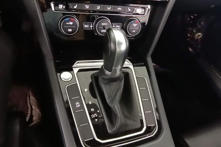 Used Volkswagen Magotan 2019 380TSI DSG Luxury Model China V Standard Gear Lever