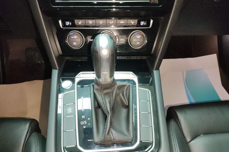 Used Volkswagen Magotan 2019 330TSI DSG Luxury Version China VI Standard Gear Lever
