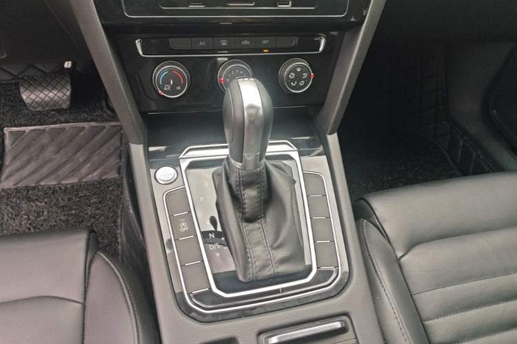 Used Volkswagen Magotan 2019 330TSI DSG Leading Model China VI Standard Gear Lever