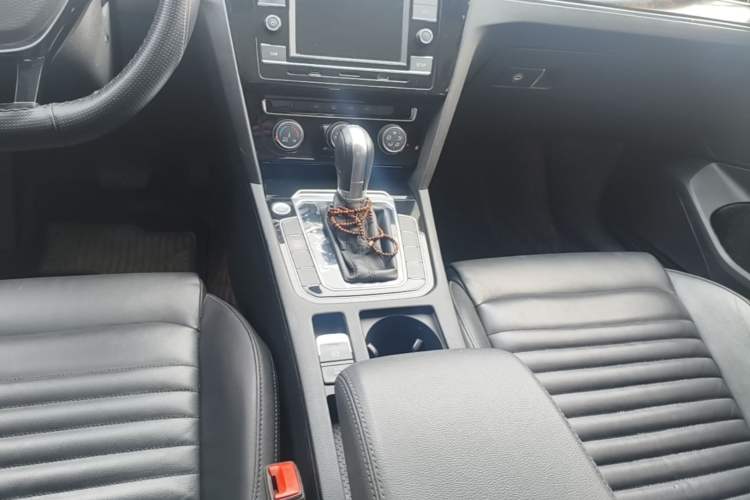 Used Volkswagen Magotan 2019 330TSI DSG Leading Model China VI Standard Gear Lever