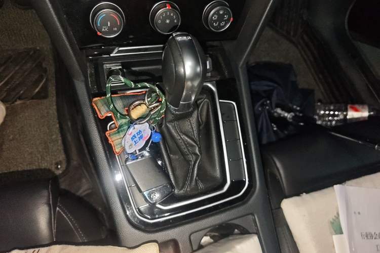 Used Volkswagen Magotan 2019 330TSI DSG Leading Edition China V Standard Gear Lever