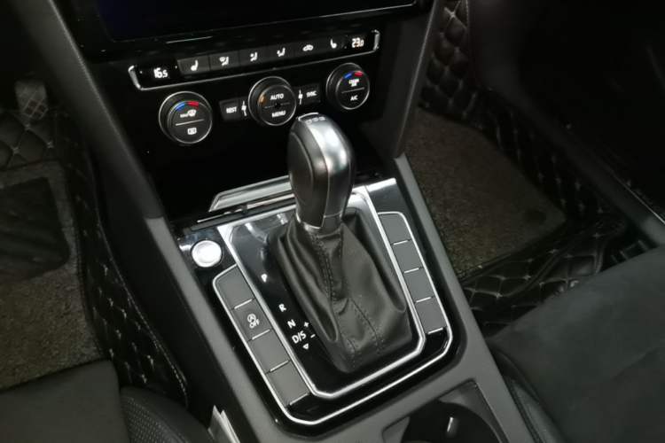 Used Volkswagen Magotan 2019 330TSI DSG Luxury Version China VI Standard Gear Lever