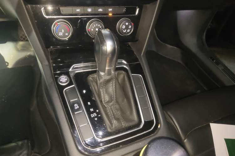 Used Volkswagen Magotan 2019 330TSI DSG Leading Model China VI Standard Gear Lever