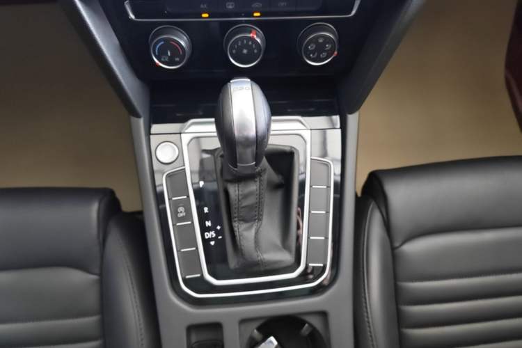 Used Volkswagen Magotan 2019 330TSI DSG Leading Edition China V Standard Gear Lever