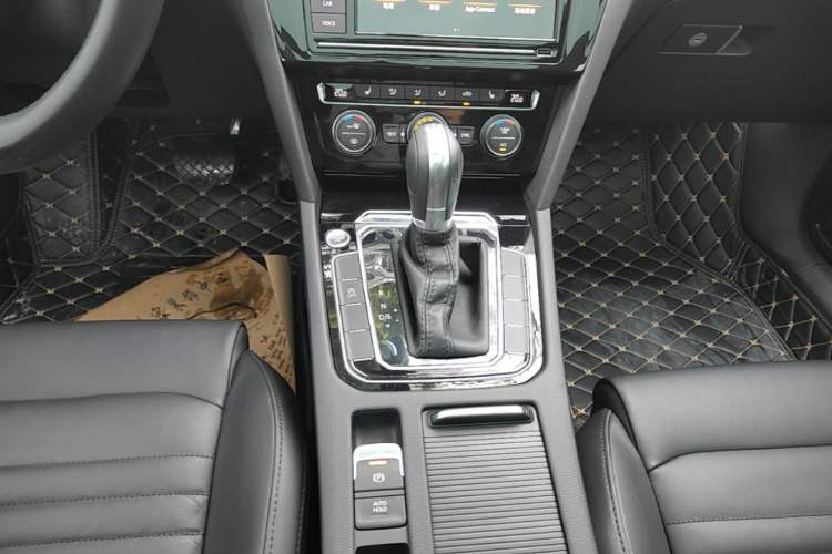 Used Volkswagen Magotan 2019 330TSI DSG Luxury Version China VI Standard Gear Lever