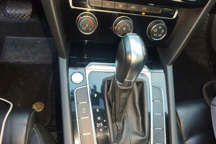 Used Volkswagen Magotan 2019 330TSI DSG Leading Edition China V Standard Gear Lever