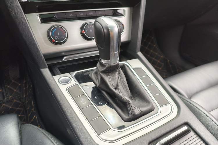 Used Volkswagen Magotan 2019 280TSI DSG Comfort Model China VI Standard Gear Lever