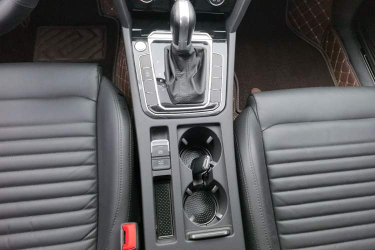 Used Volkswagen Magotan 2019 330TSI DSG Leading Model China VI Standard Gear Lever