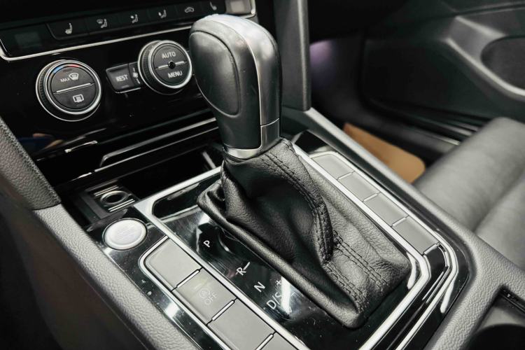 Used Volkswagen Magotan 2019 330TSI DSG Luxury Model China V Standard Gear Lever