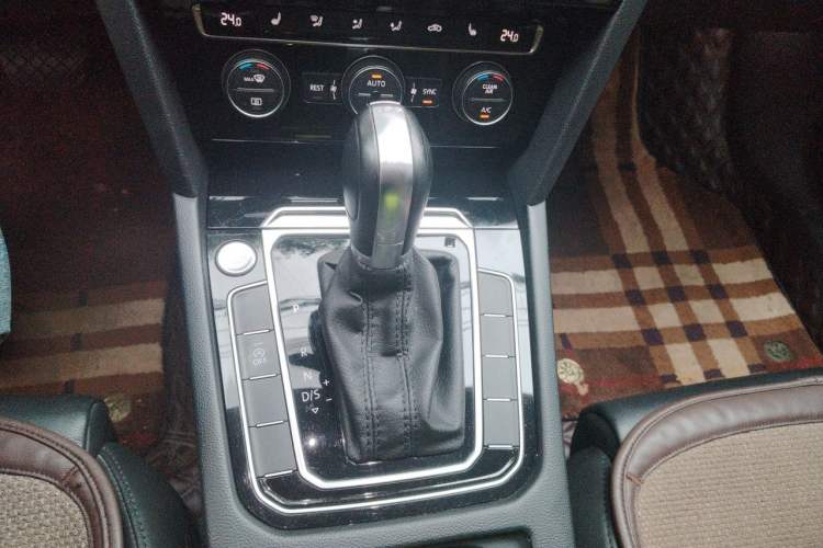 Used Volkswagen Magotan 2019 330TSI DSG Luxury Version China VI Standard Gear Lever